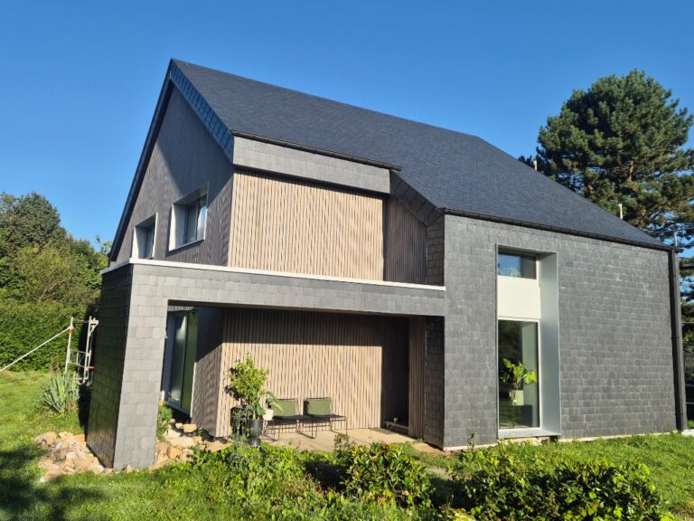 Pignon d'une maison contemporaine, couverture et bardage en ardoises
